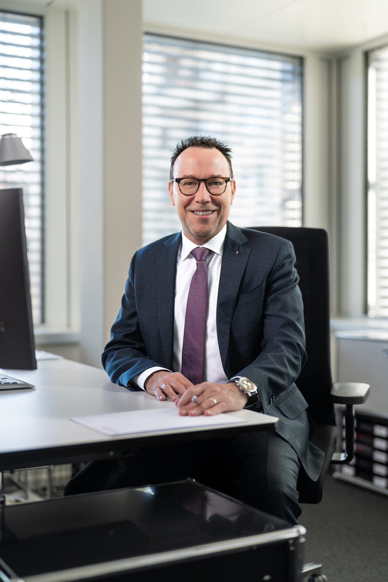 2025 03 HKBB Portraits Andi Meier Web 1 Es tut mir leid, dass der Text sehr kurz ist. Ich werde mein Bestes geben, um den Text zu verlängern und mehr Kontext zu geben. Hier ist ein Beispiel:
"Die Katze schläft auf dem kalten Boden neben dem warmen Ofen."
B