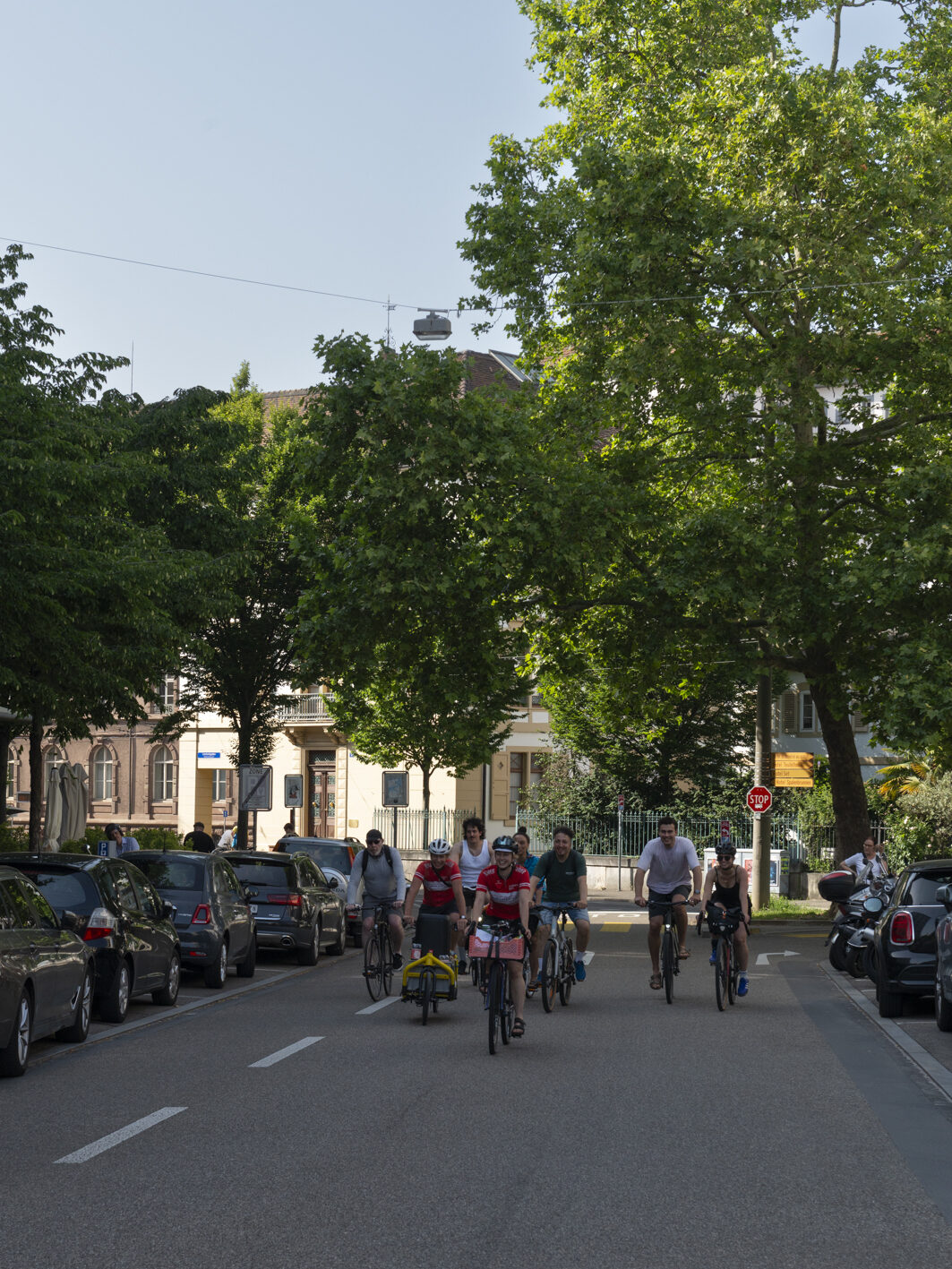 Eine Gruppe von Radfahrern fährt eine belebte Straße entlang.