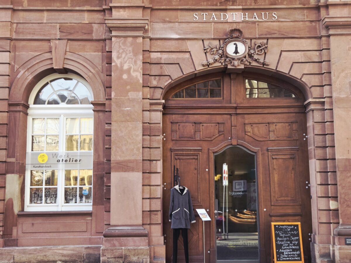 Historisches Stadthaus mit Werkatelier und Café.