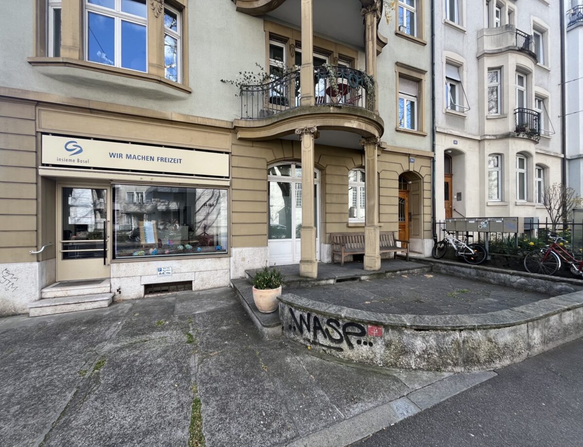 Ein Gebäude mit Geschäft und Graffiti an der Straße.