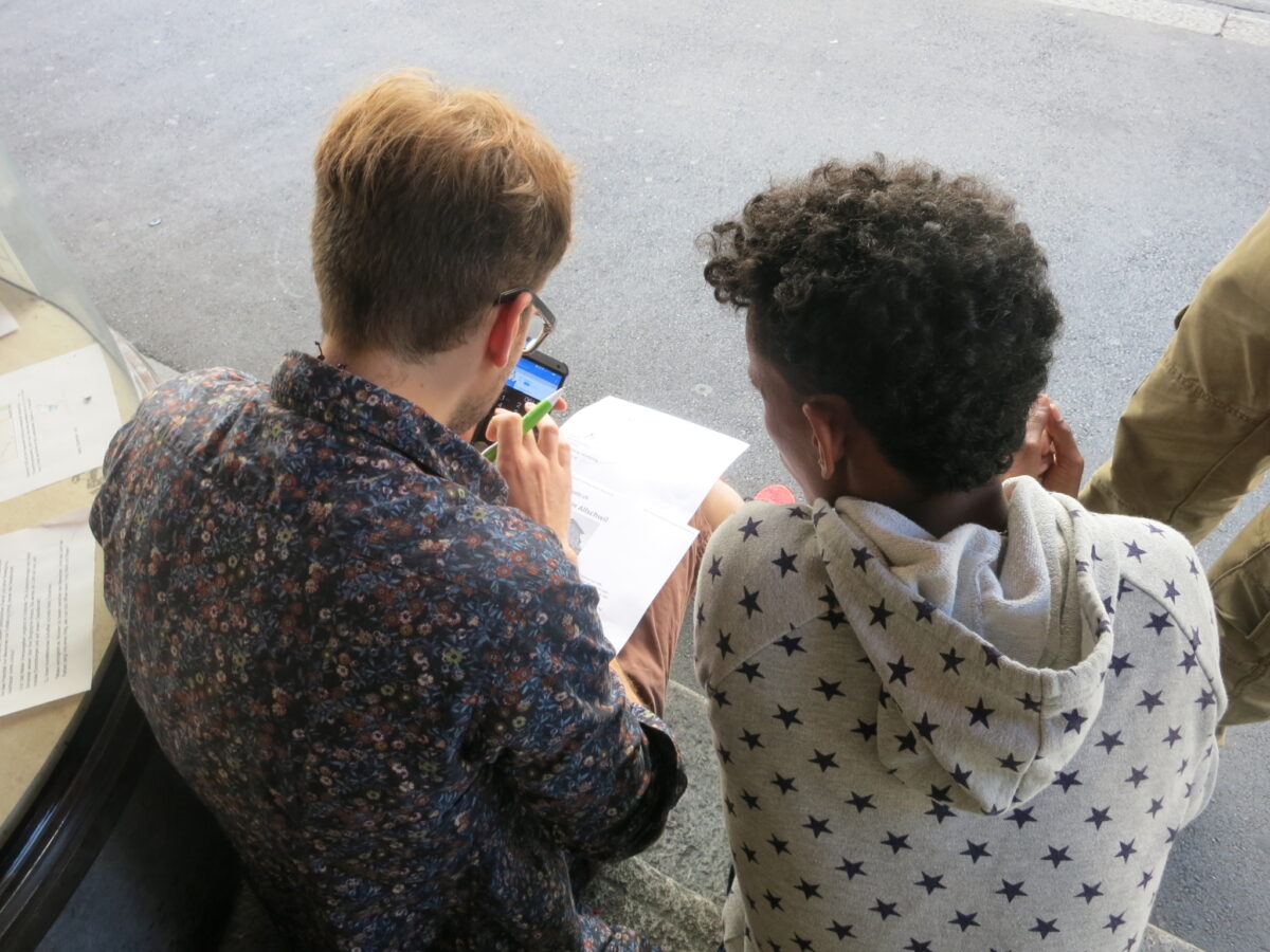 Zwei Personen studieren gemeinsam ein Dokument und machen Notizen.