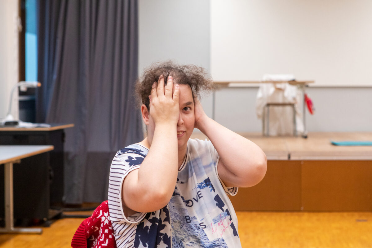 Eine Person hält sich mit beiden Händen den Kopf und wirkt gestresst.