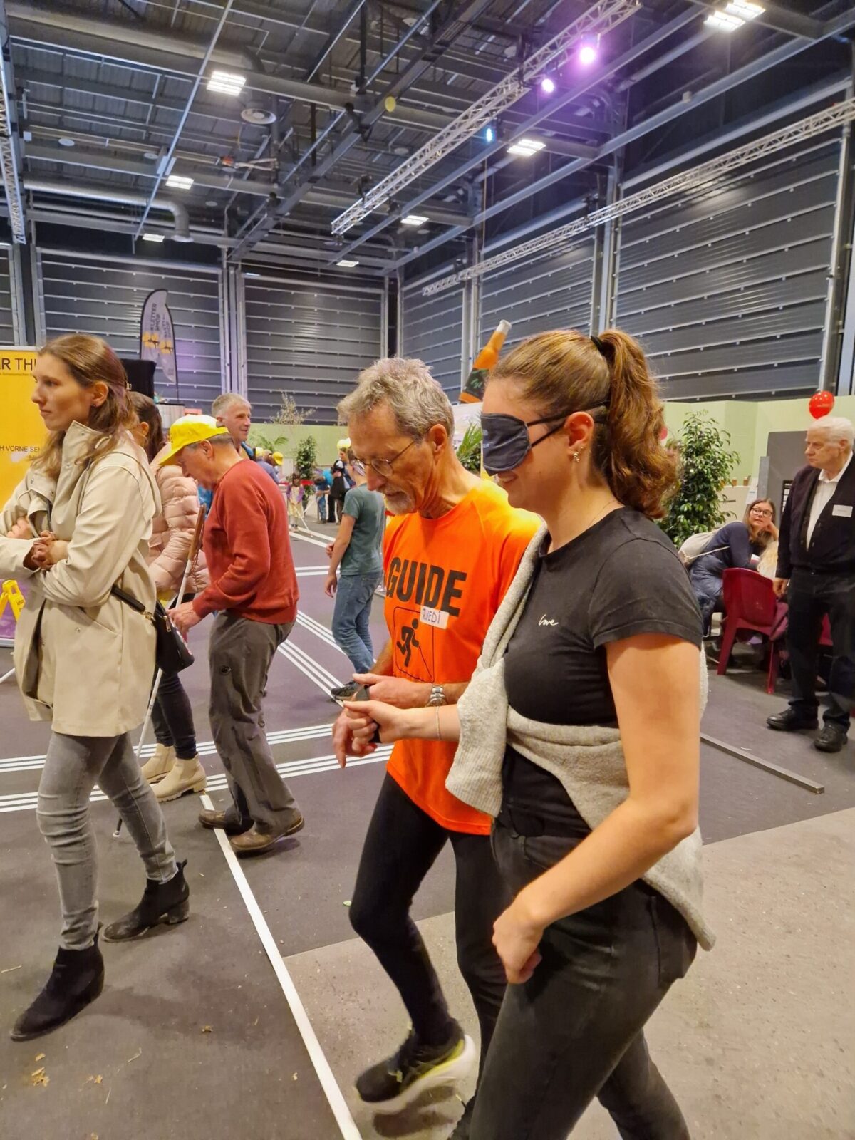 Eine Gruppe von Menschen nimmt an einem Blindengang-Event teil.